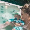 Jessica Thivenin avec son fils Maylone dans une piscine, juin 2020