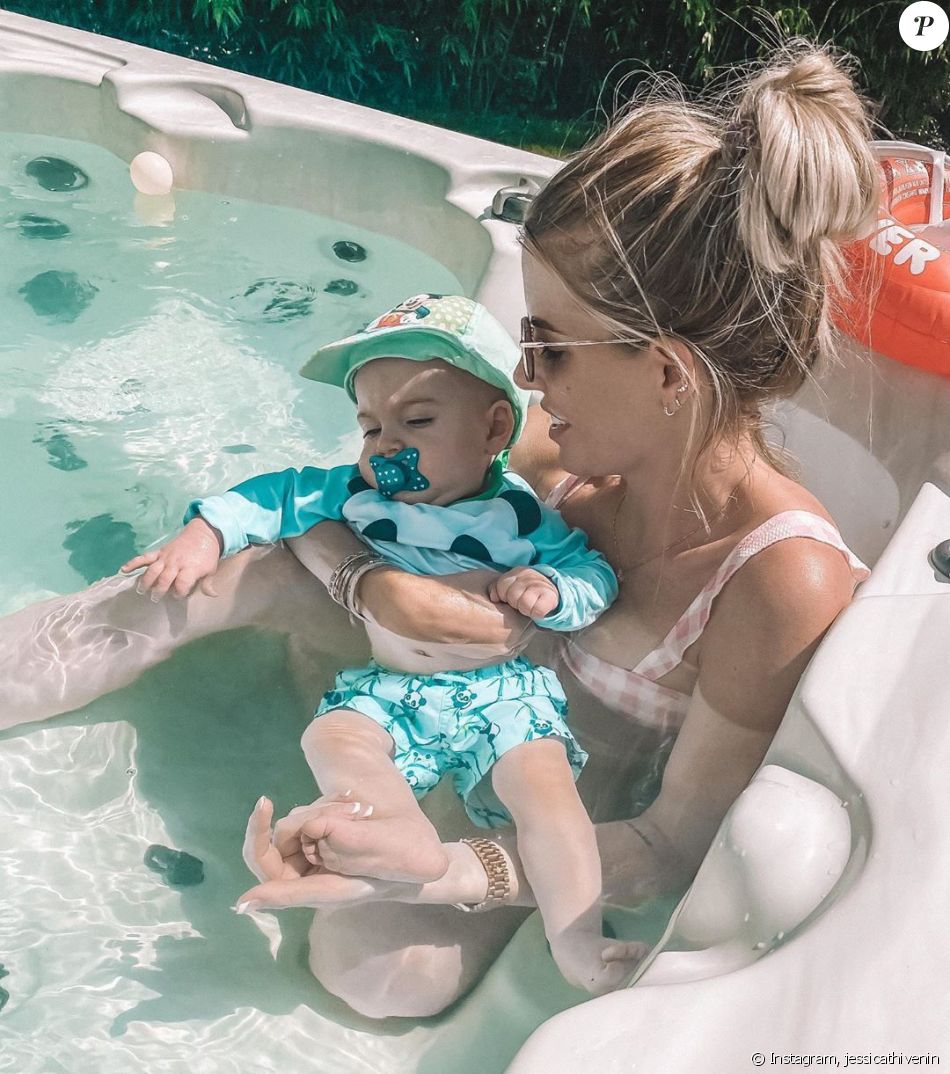 Piscine De Jessica Et Thibault Jessica Thivenin avec son fils Maylone dans une piscine, juin 2020 -  Purepeople