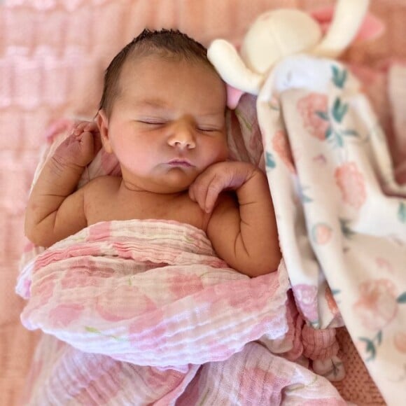 Roch Voisine et sa compagne Myriam Chantal ont dévoilé sur les réseaux sociaux une photo de leur fille Lily-Dorina à l'occasion de sa naissance, le 1er juillet 2020 à Montréal.