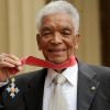 Earl Cameron, fait en mai 2009 commandeur dans l'ordre de l'empire britannique par le prince Charles, à Londres. L'acteur anglais est mort en juillet 2020 à 102 ans après avoir marqué l'histoire du cinéma britannique, l'un des premiers acteurs noirs à avoir tenu des rôles principaux.