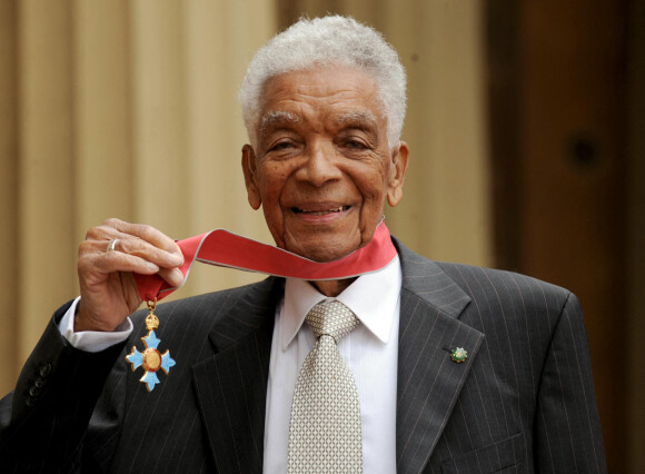 Earl Cameron, fait en mai 2009 commandeur dans l'ordre de l'empire britannique par le prince Charles, à Londres. L'acteur anglais est mort en juillet 2020 à 102 ans après avoir marqué l'histoire du cinéma britannique, l'un des premiers acteurs noirs à avoir tenu des rôles principaux.