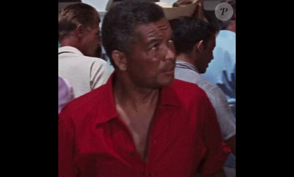 Earl Cameron jouant Pinder, agent des services secrets bahaméens, dans Opération Tonnerre (Thunderball), épisode de la franchise James Bond, en 1965.