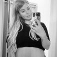 Emilie Fiorelli enceinte, elle met en avant son baby bump sur Instagram, le 17 mai 2020