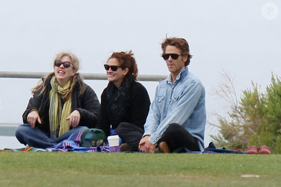 Julia Roberts et son mari Danny Moder à Malibu en avril 2015 lors d'un match de baseball de leurs enfants