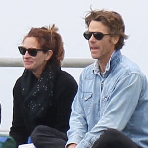 Julia Roberts et son mari Danny Moder à Malibu en avril 2015 lors d'un match de baseball de leurs enfants