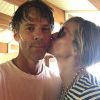 Julia Roberts embrassant sur la joue son mari Danny Moder pour célébrer leur 18e anniversaire de mariage, photo Instagram du 4 juillet 2020.