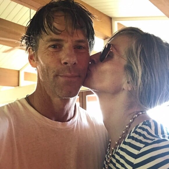 Julia Roberts embrassant sur la joue son mari Danny Moder pour célébrer leur 18e anniversaire de mariage, photo Instagram du 4 juillet 2020.