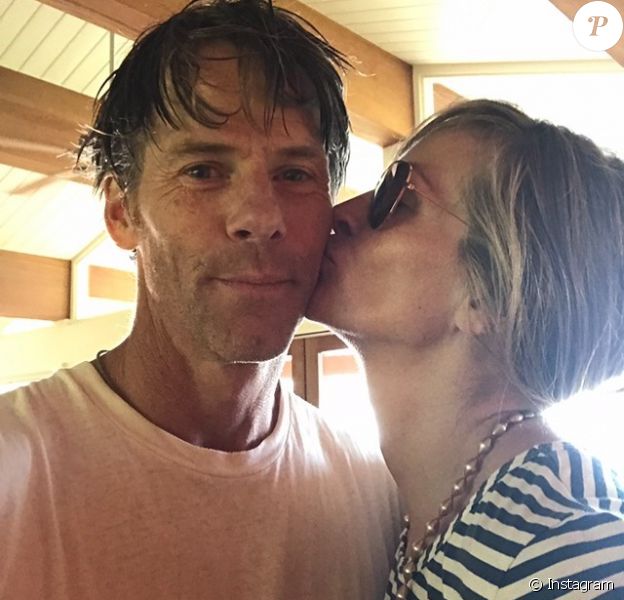 Julia Roberts embrassant sur la joue son mari Danny Moder pour célébrer leur 18e anniversaire de mariage, photo Instagram du 4 juillet 2020.