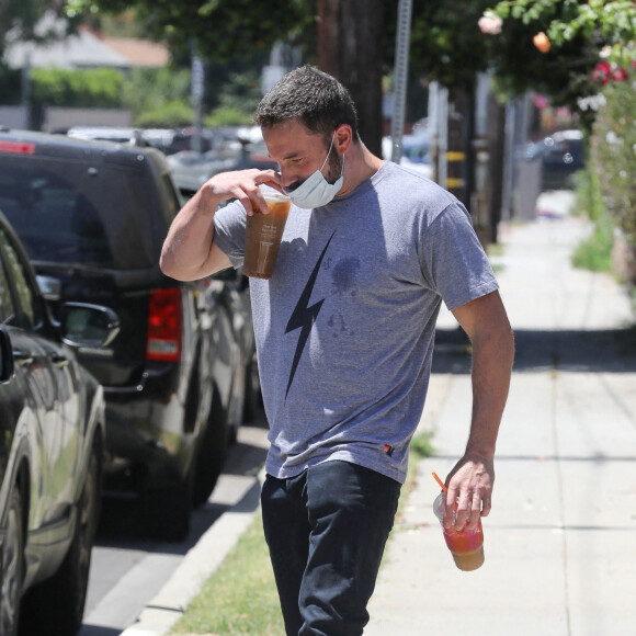 Ben Affleck et sa compagne Ana de Armas se rendent chez des amis à Los Angeles le 3 juillet 2020.