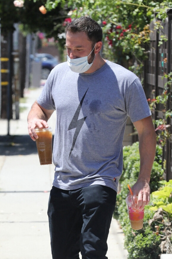 Ben Affleck et sa compagne Ana de Armas se rendent chez des amis à Los Angeles le 3 juillet 2020.