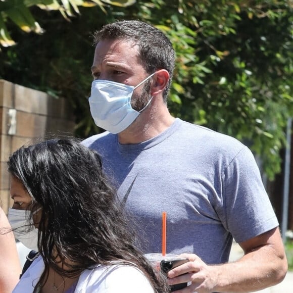 Ben Affleck et sa compagne Ana de Armas se rendent chez des amis à Los Angeles le 3 juillet 2020.