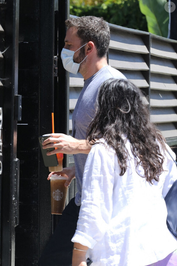 Ben Affleck et sa compagne Ana de Armas se rendent chez des amis à Los Angeles le 3 juillet 2020.