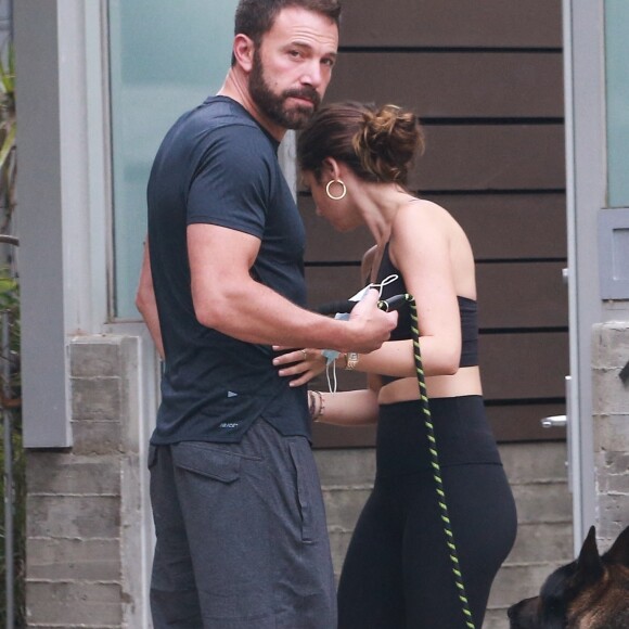 Exclusif - Ben Affleck et Ana de Armas font une pause tendresse lors d'une sortie à Venice le 2 juillet 2020.