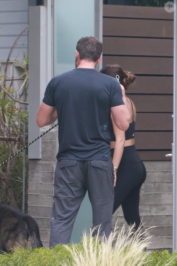Exclusif - Ben Affleck et Ana de Armas font une pause tendresse lors d'une sortie à Venice le 2 juillet 2020.