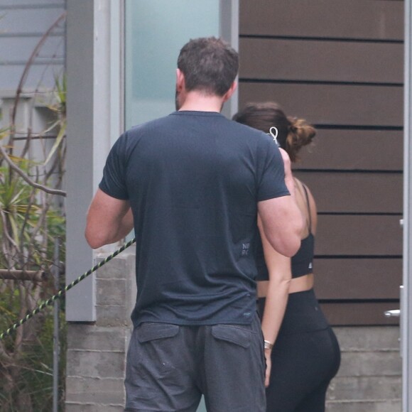 Exclusif - Ben Affleck et Ana de Armas font une pause tendresse lors d'une sortie à Venice le 2 juillet 2020.