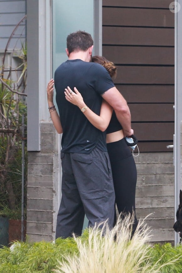 Exclusif - Ben Affleck et Ana de Armas font une pause tendresse lors d'une sortie à Venice le 2 juillet 2020.