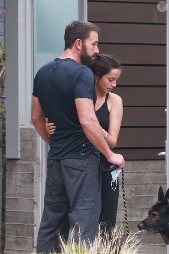 Exclusif - Ben Affleck et Ana de Armas font une pause tendresse lors d'une sortie à Venice le 2 juillet 2020.