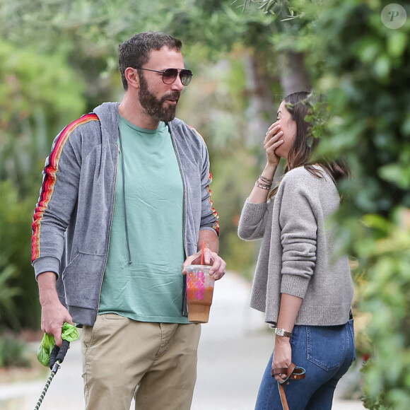 Ben Affleck fume une cigarette et promène son chien à Los Angeles, le 30 juin 2020.