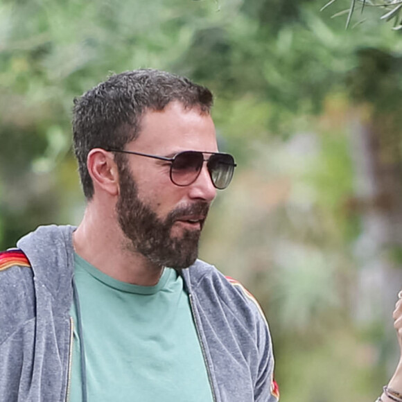 Ben Affleck fume une cigarette et promène son chien à Los Angeles, le 30 juin 2020.