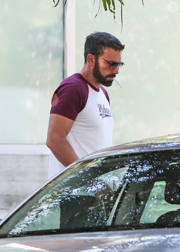 Ben Affleck fume une cigarette et promène son chien à Los Angeles, le 30 juin 2020.