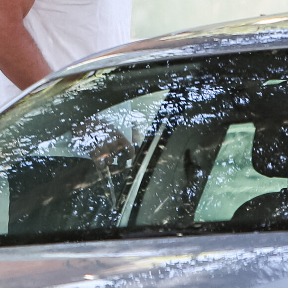 Ben Affleck fume une cigarette et promène son chien à Los Angeles, le 30 juin 2020.