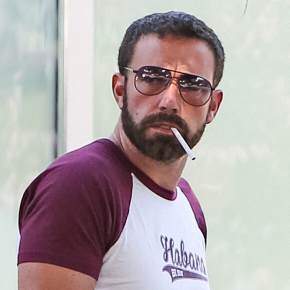 Ben Affleck fume une cigarette et promène son chien à Los Angeles, le 30 juin 2020.