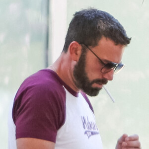 Ben Affleck fume une cigarette et promène son chien à Los Angeles, le 30 juin 2020.