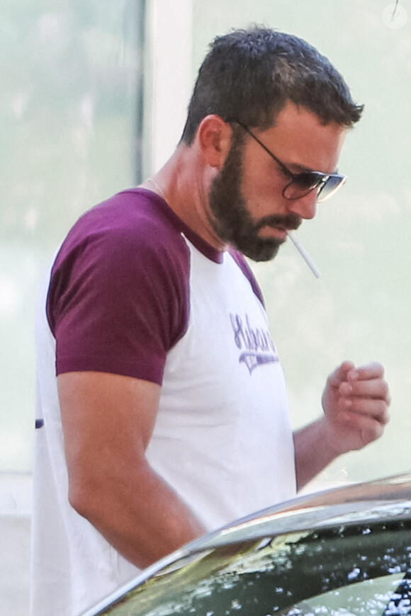 Ben Affleck fume une cigarette et promène son chien à Los Angeles, le 30 juin 2020.