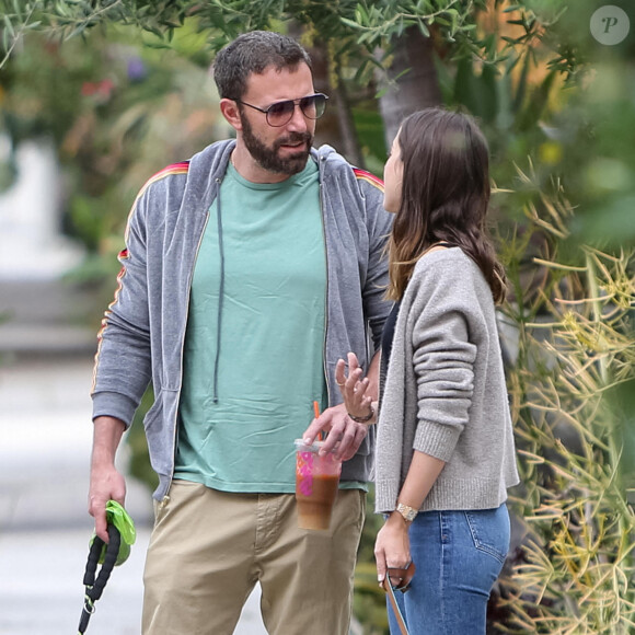 Ben Affleck fume une cigarette et promène son chien à Los Angeles, le 30 juin 2020.
