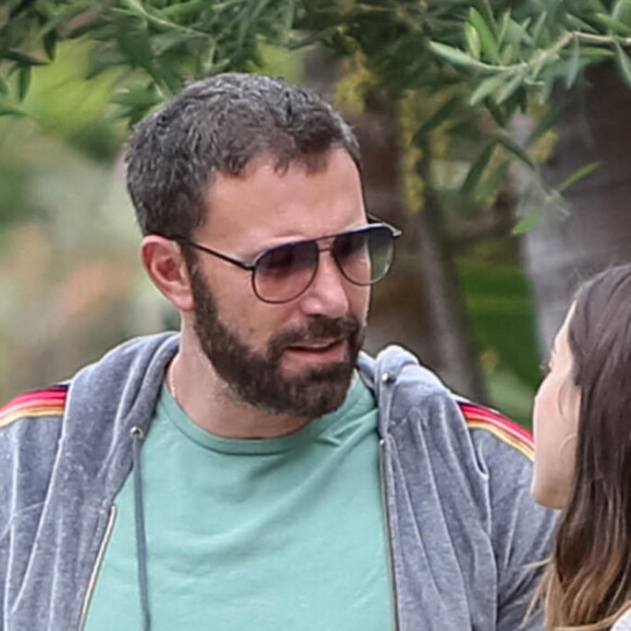 Ben Affleck fume une cigarette et promène son chien à Los Angeles, le 30 juin 2020.