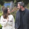 Ben Affleck et sa compagne Ana de Armas promènent leurs chiens à Los Angeles, le dimanche de Pâques, 12 avril 2020.