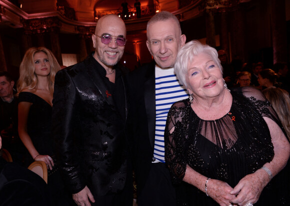 Pascal Obispo, sa femme Julie Hantson, Jean-Paul Gaultier et Line Renaud lors de la soirée de gala de la 18ème édition du "Dîner de la mode du Sidaction" au Pavillon Cambon Capucines - Potel et Chabot à Paris, France, le 23 janvier 2020. © Rachid Bellak/Bestimage