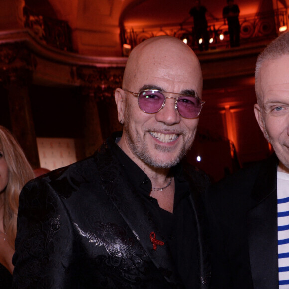 Pascal Obispo, sa femme Julie Hantson, Jean-Paul Gaultier et Line Renaud lors de la soirée de gala de la 18ème édition du "Dîner de la mode du Sidaction" au Pavillon Cambon Capucines - Potel et Chabot à Paris, France, le 23 janvier 2020. © Rachid Bellak/Bestimage