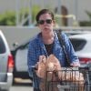 Exclusif - L'actrice Lara Flynn Boyle fait le plein de vodka, d'eau et de jus d'orange dans un supermarché de Los Angeles le 23 juin 2020.
