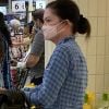 Exclusif - L'actrice Lara Flynn Boyle fait le plein de vodka, d'eau et de jus d'orange dans un supermarché de Los Angeles le 23 juin 2020.