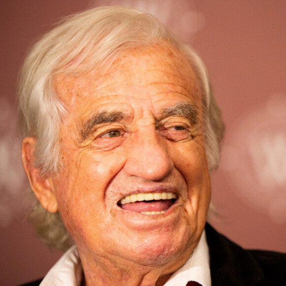 Jean-Paul Belmondo reçoit un Gant d'Or d'Honneur lors de la cérémonie des Gants d'Or à Bruxelles le 18 octobre 2019.