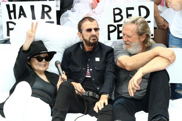 Yoko Ono, Ringo Starr et Jeff Bridges, au côté du photographe Henry Diltz et du maire de New York Bill de Blasio, ont reconstitué le célèbre "Bed-in for Peace" de John et Yoko en 1969, protestant à l'époque contre la guerre menée par les Etats-Unis au Viêt Nam. Le 13 septembre 2018.