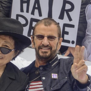 Yoko Ono, Ringo Starr et Jeff Bridges, au côté du photographe Henry Diltz et du maire de New York Bill de Blasio, ont reconstitué le célèbre "Bed-in for Peace" de John et Yoko en 1969, protestant à l'époque contre la guerre menée par les Etats-Unis au Viêt Nam. Le 13 septembre 2018.