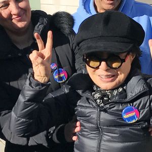 Yoko Ono lors des manifestations géantes aux États-Unis pour la 2e "Marche des femmes" anti-Trump à New York le 20 janvier 2018.