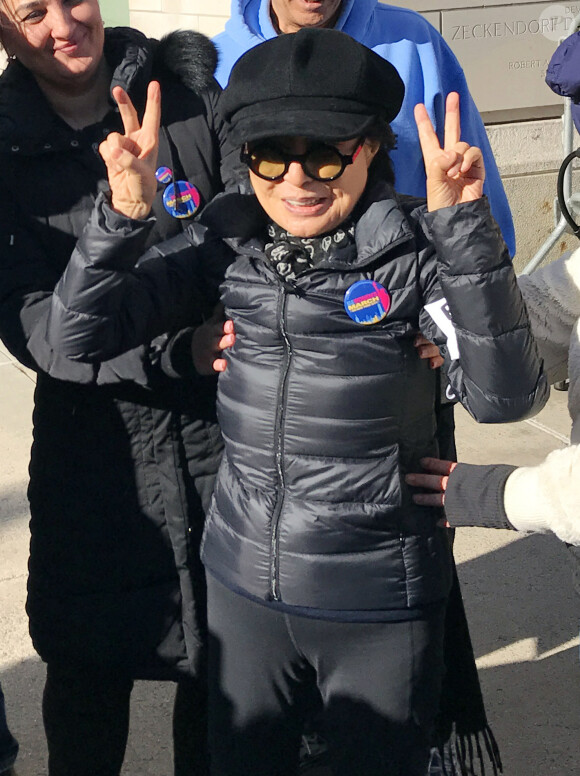 Yoko Ono lors des manifestations géantes aux États-Unis pour la 2e "Marche des femmes" anti-Trump à New York le 20 janvier 2018.