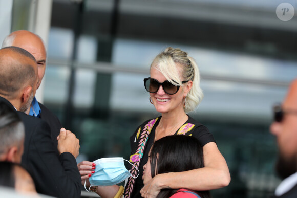 Laeticia Hallyday et ses filles Jade et Joy arrivent, avec des masques de protection contre l'épidémie de coronavirus (Covid-19), à l'aéroport de Paris-Charles-de-Gaulle à Roissy-en-France, France, le 18 juin 2020.