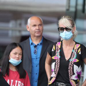 Laeticia Hallyday et ses filles Jade et Joy arrivent, avec des masques de protection contre l'épidémie de coronavirus (Covid-19), à l'aéroport de Paris-Charles-de-Gaulle à Roissy-en-France, France, le 18 juin 2020.