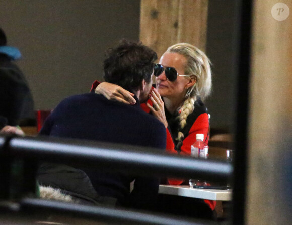 Exclusif - Laeticia Hallyday et son compagnon Pascal Balland lors d'une journée au ski à la station "Big Sky" dans le Montana avec leurs filles respectives, le 16 février 2020.