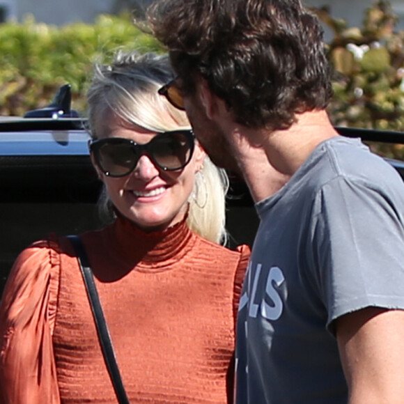 Laeticia Hallyday est allée déjeuner au restaurant MTN Venice avec sa mère Françoise Thibaut, son compagnon Pascal Balland et sa fille Mathilde à Los Angeles, le 19 octobre 2019.