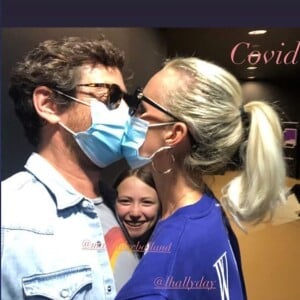 Laeticia Hallyday a republié une photo de Pascal Balland l'embrassant avec un masque sur Instagram le 20 juin 2020.