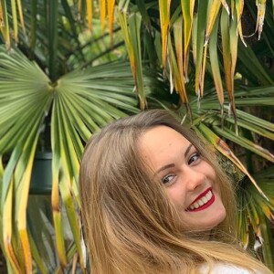 Lou Pernaut souriante sur Instagram, le 9 novembre 2019
