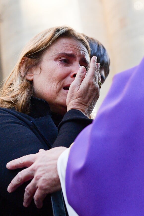 Lisa Azuelos (Fille de la défunte) - Sorties des obsèques de Marie Laforêt en l'église Saint-Eustache à Paris. Le 7 novembre 2019.