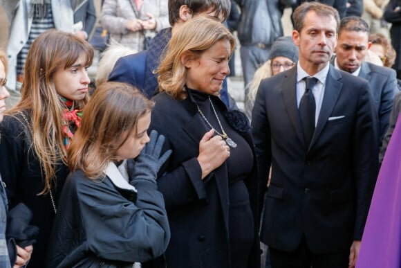 Lisa Azuelos (Fille de la défunte) et sa fille Thaïs Alessandrin - Sorties des obsèques de Marie Laforêt en l'église Saint-Eustache à Paris. Le 7 novembre 2019.