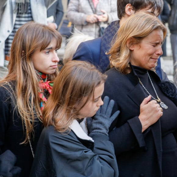 Lisa Azuelos (Fille de la défunte) et sa fille Thaïs Alessandrin - Sorties des obsèques de Marie Laforêt en l'église Saint-Eustache à Paris. Le 7 novembre 2019.