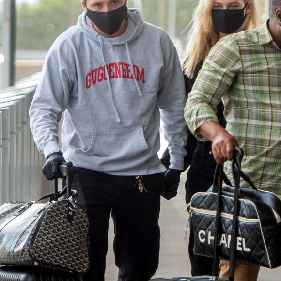 Exclusif - Brooklyn Beckham et sa compagne Nicola Peltz arrivent à l'aéroport JFK de New York pour prendre l'avion le 25 juin 2020.